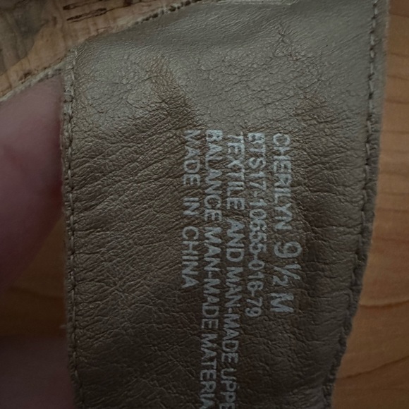 🍉Baretraps sandals 9 1/2 GUC, Velcro tan with floral pattern - Picture 6 of 10